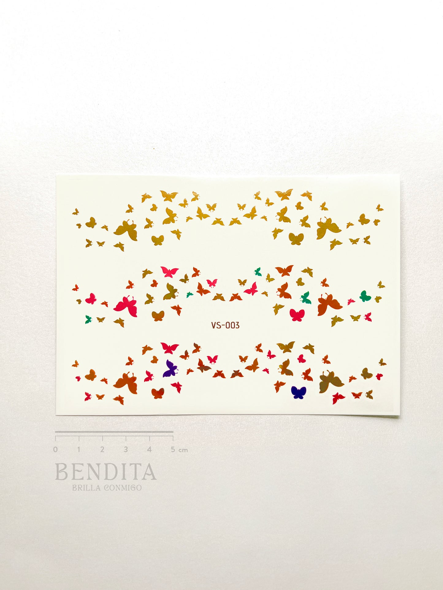 Mariposas doradas y de colores