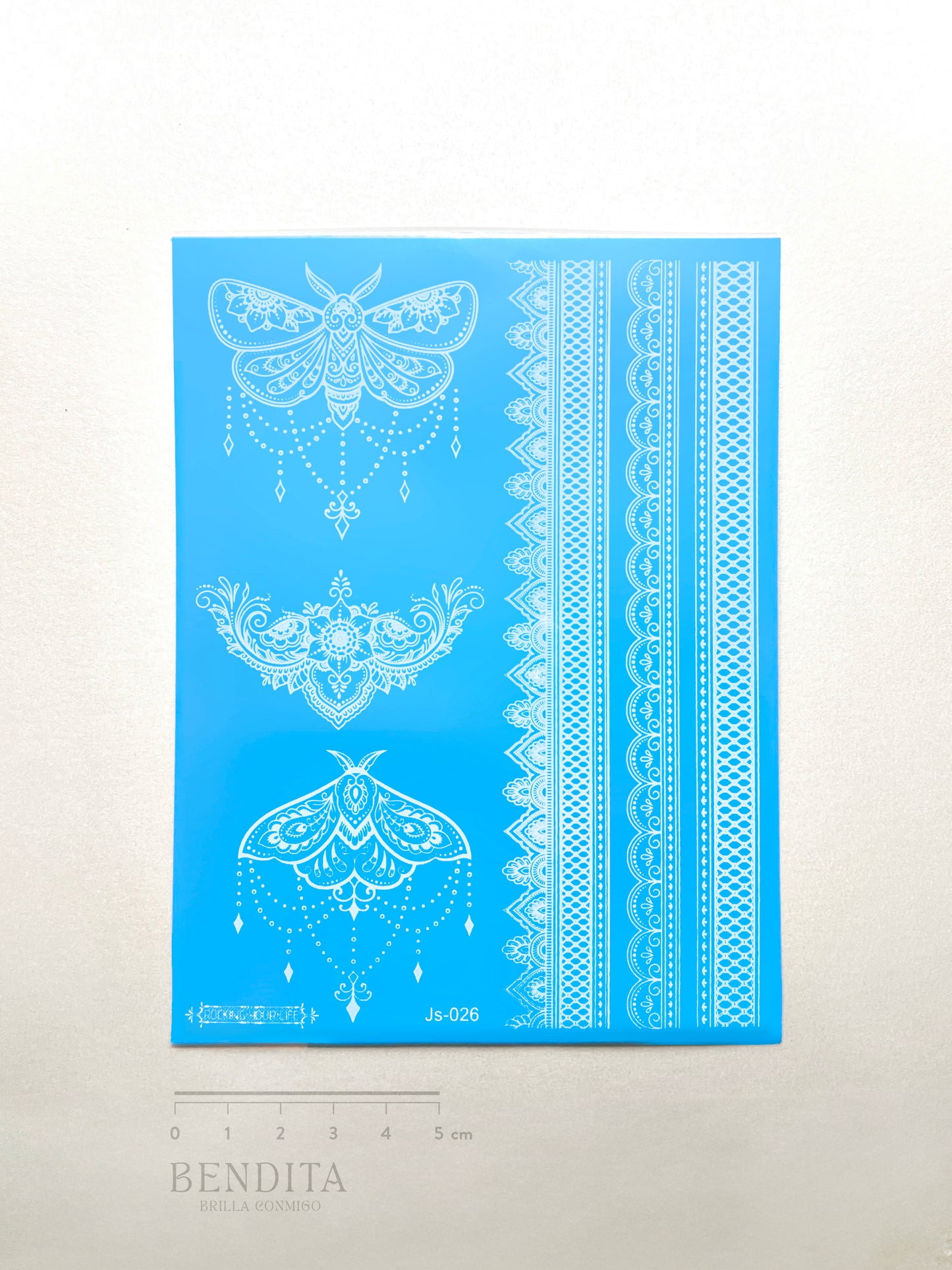 Polillas y Encajes en Tinta Blanca