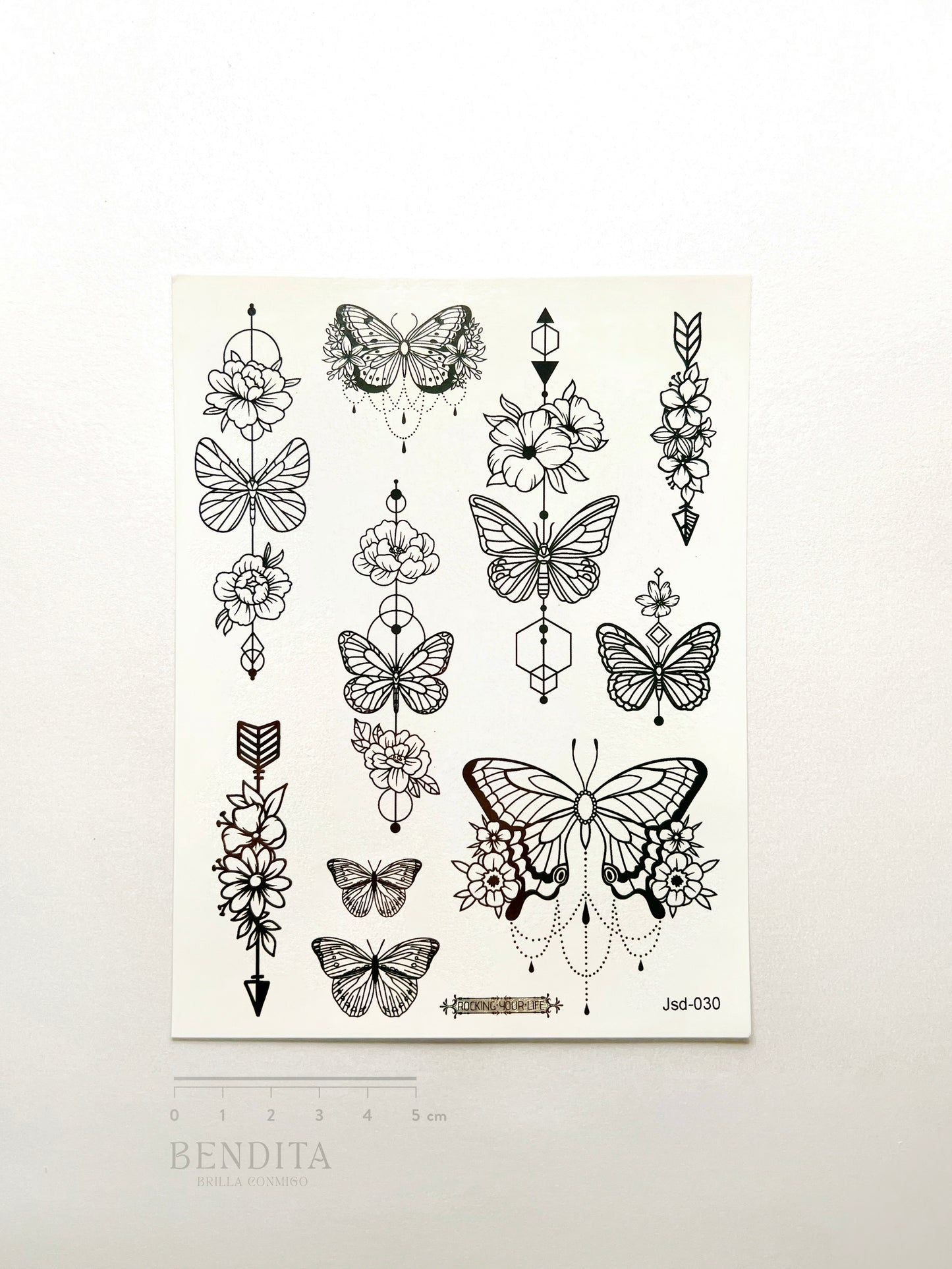 Mariposas y Flechas en Tinta Negra