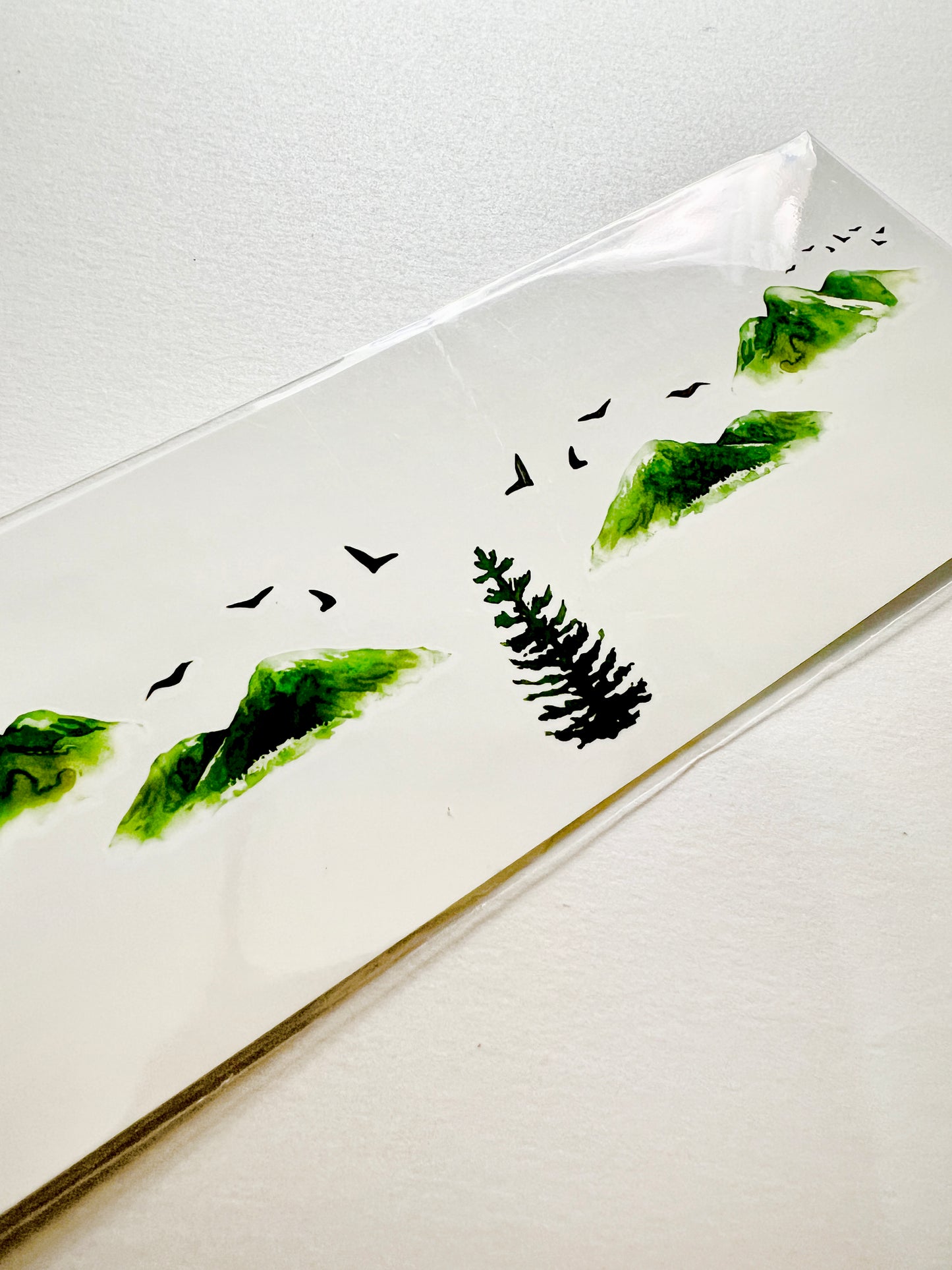 Montañas, Aves y Árbol