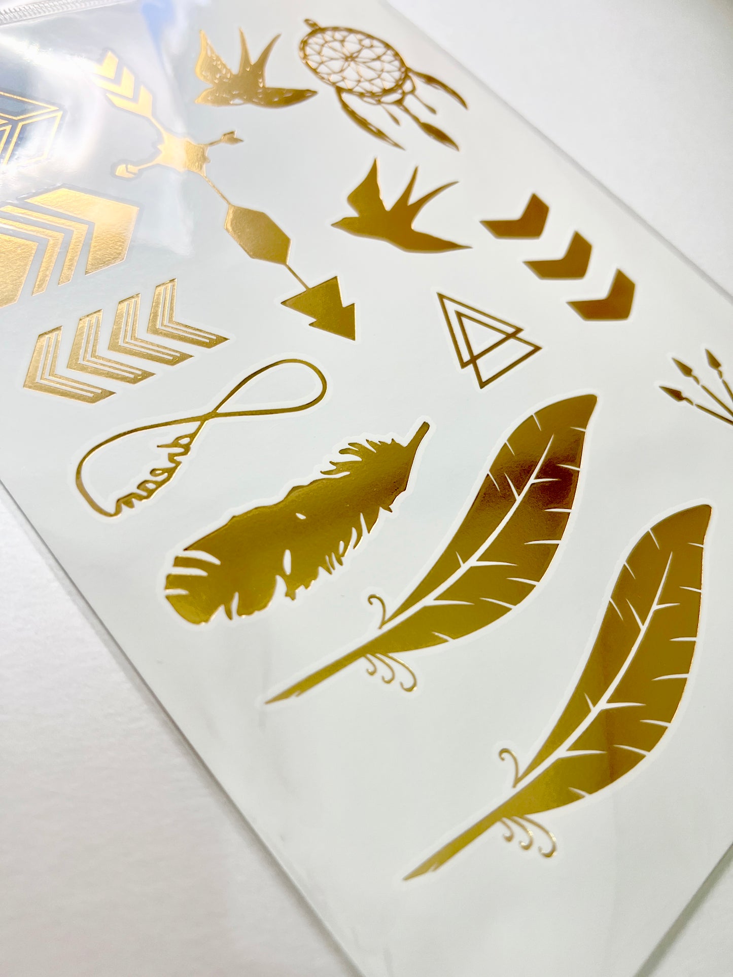 Plumas, Aves, Flechas y Atrapasueños en dorado