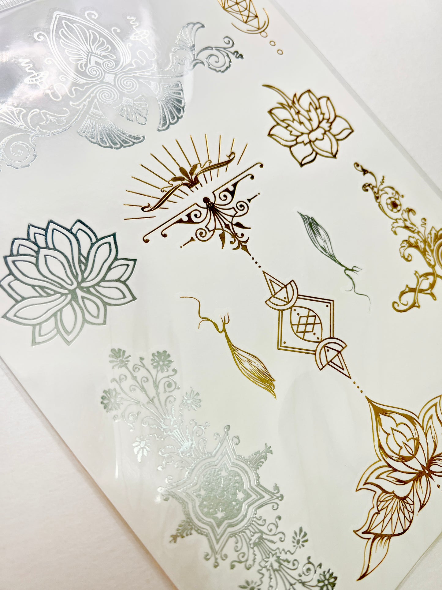 Motivos Florales en dorado y plateado