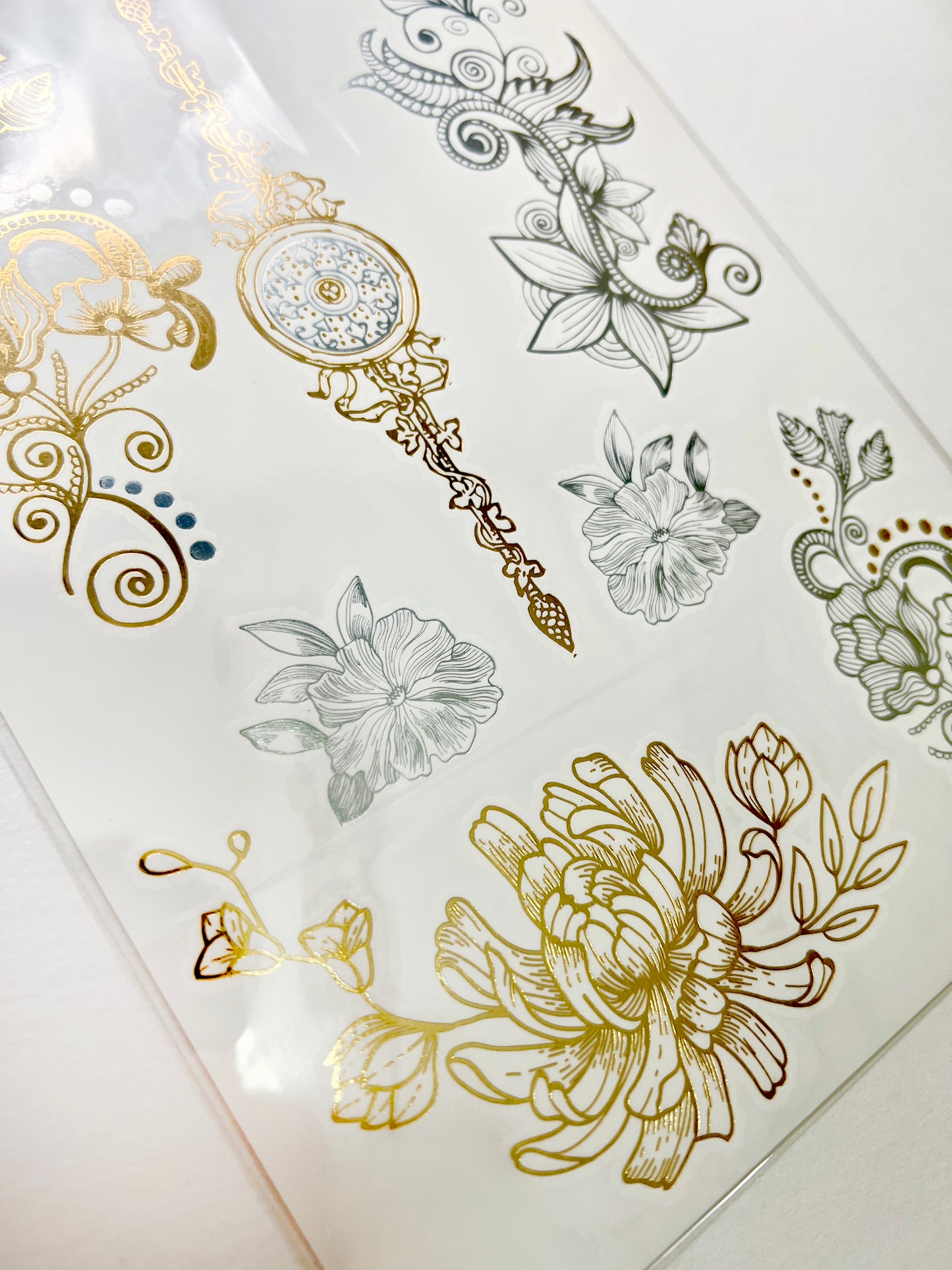 Motivos Florales en dorado y plateado