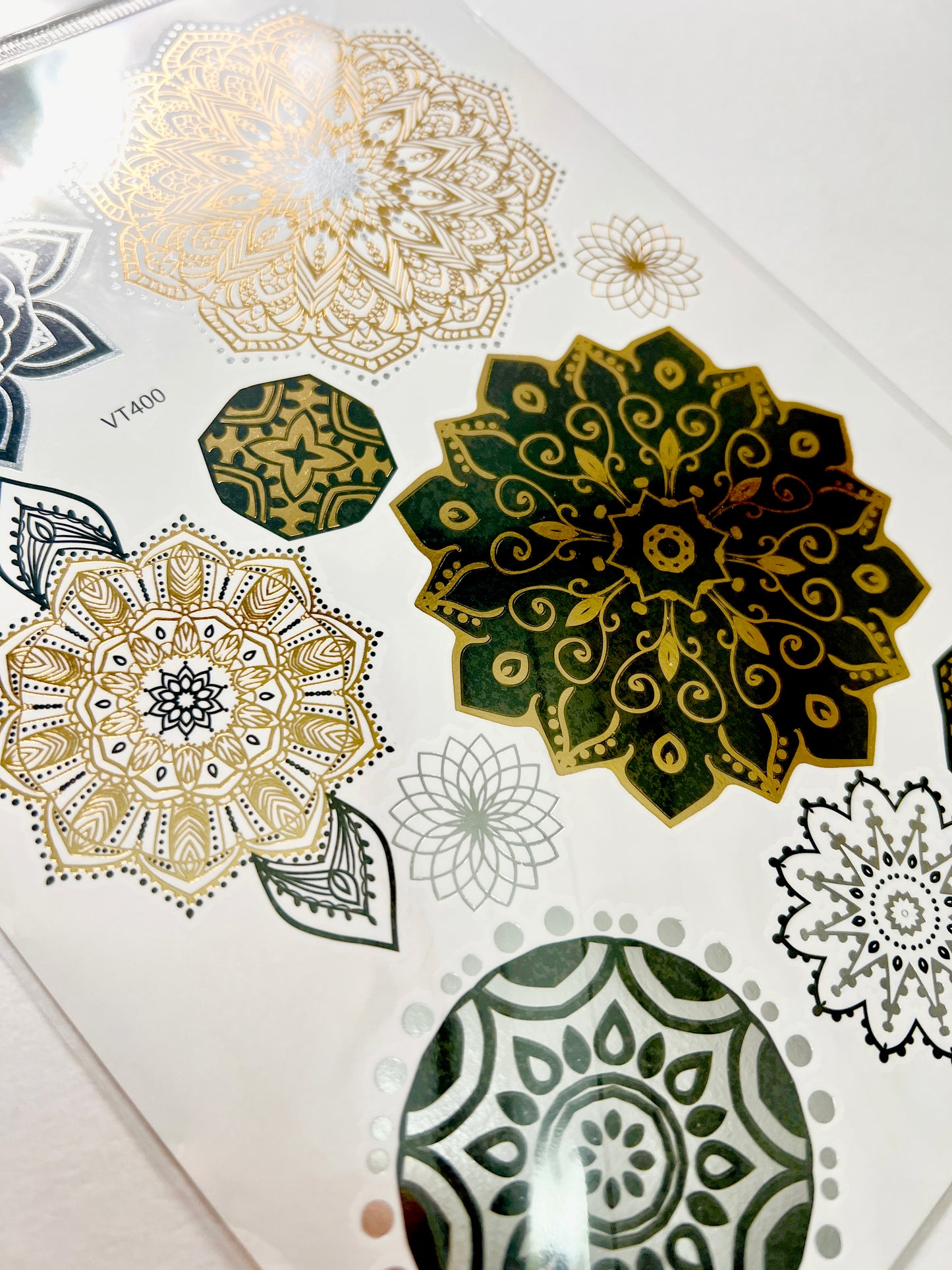 Mandalas en dorado, negro y plateado