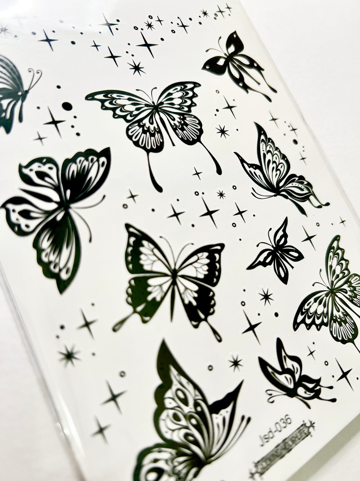 Mariposas y Estrellas en Tinta Negra