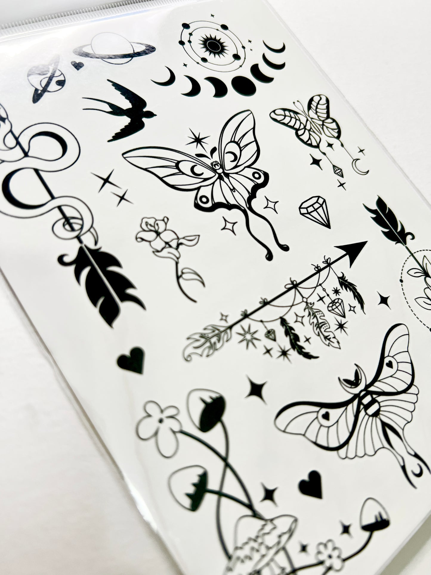 Mariposas, Lunas y Flechas en Tinta Negra