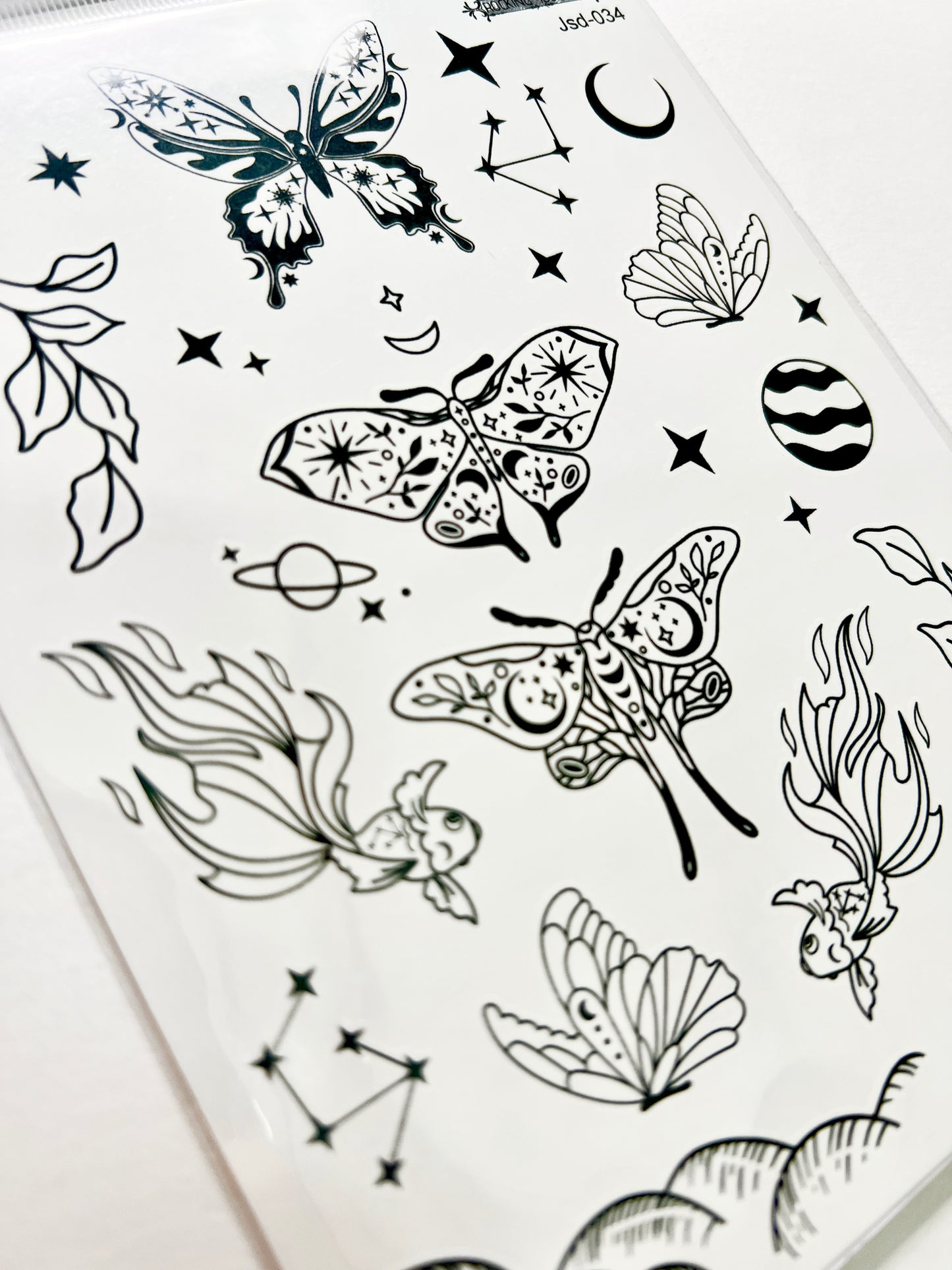 Mariposas, Planetas y Estrellas en Tinta Negra