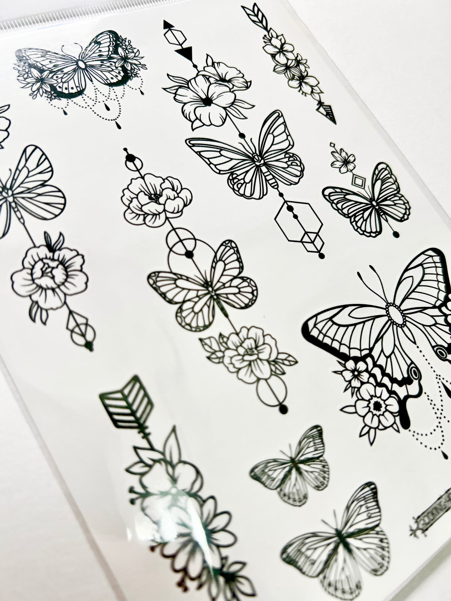 Mariposas y Flechas en Tinta Negra