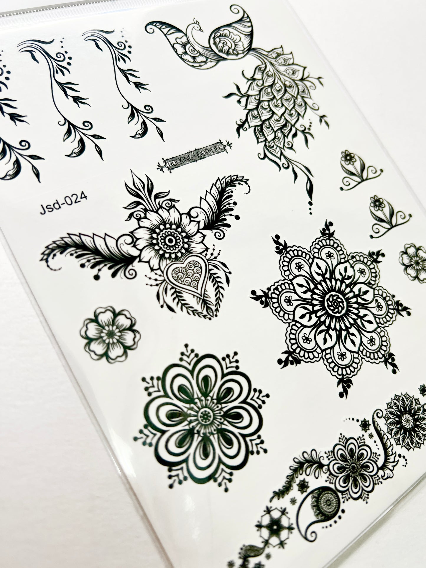 Mandalas y Pavo Real en Tinta Negra