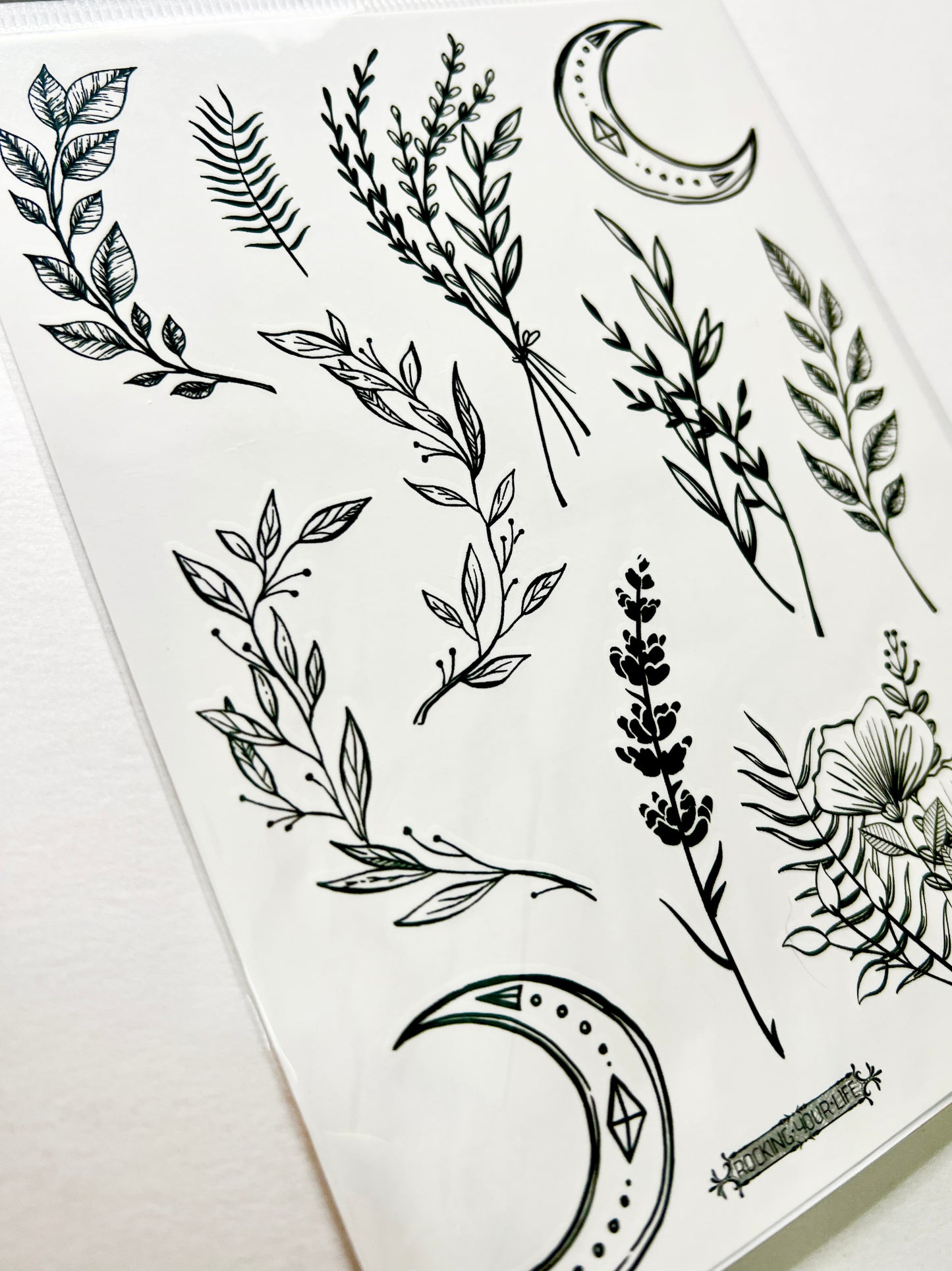 Ramas y Lunas en Tinta Negra