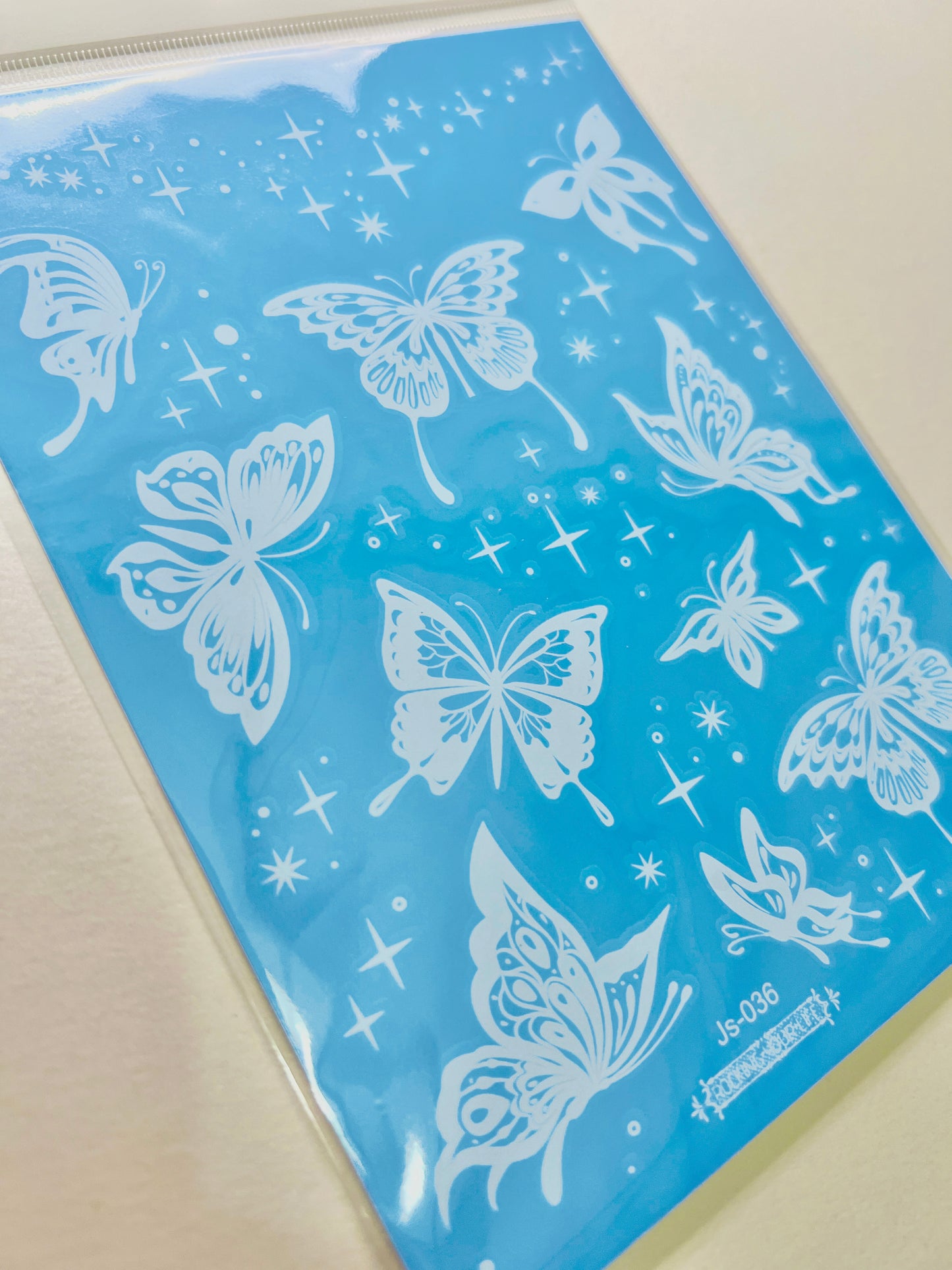 Mariposas y Estrellas en Tinta Blanca