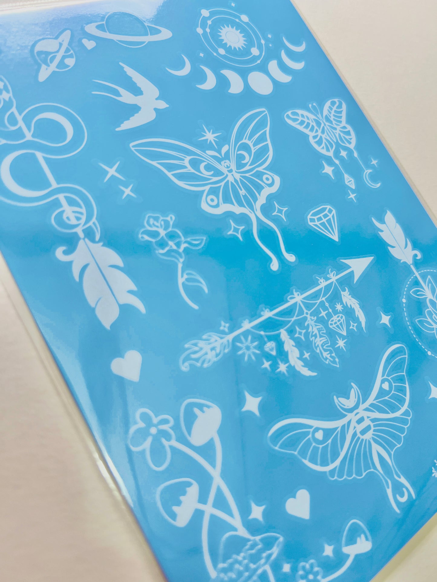 Mariposas, Lunas y Flechas en Tinta Blanca