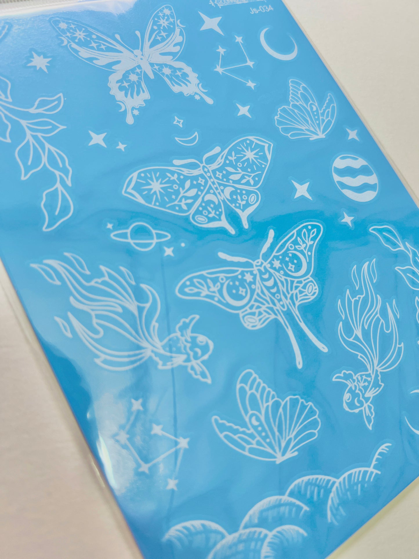 Mariposas, Planetas y Estrellas en Tinta Blanca