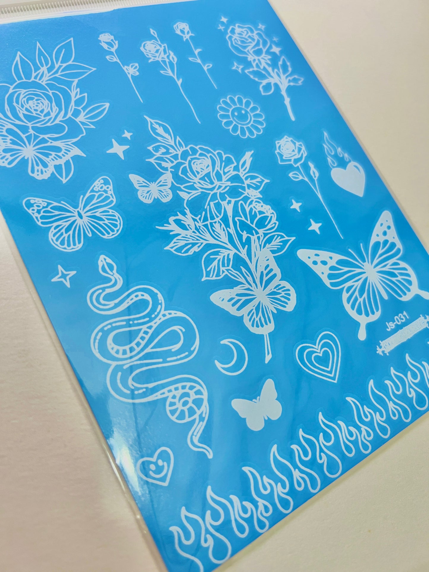 Rosas, Mariposas y Serpiente en Tinta Blanca
