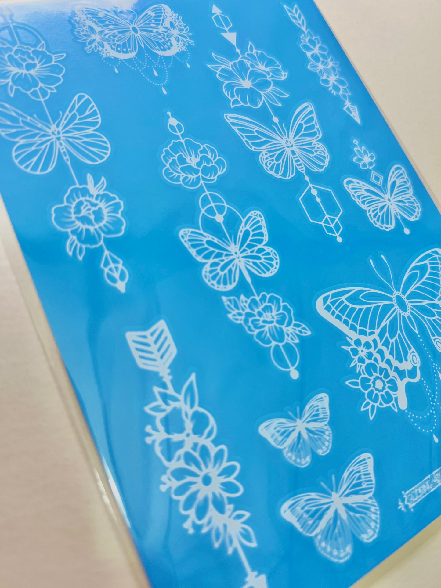 Mariposas y Flores en Tinta Blanca
