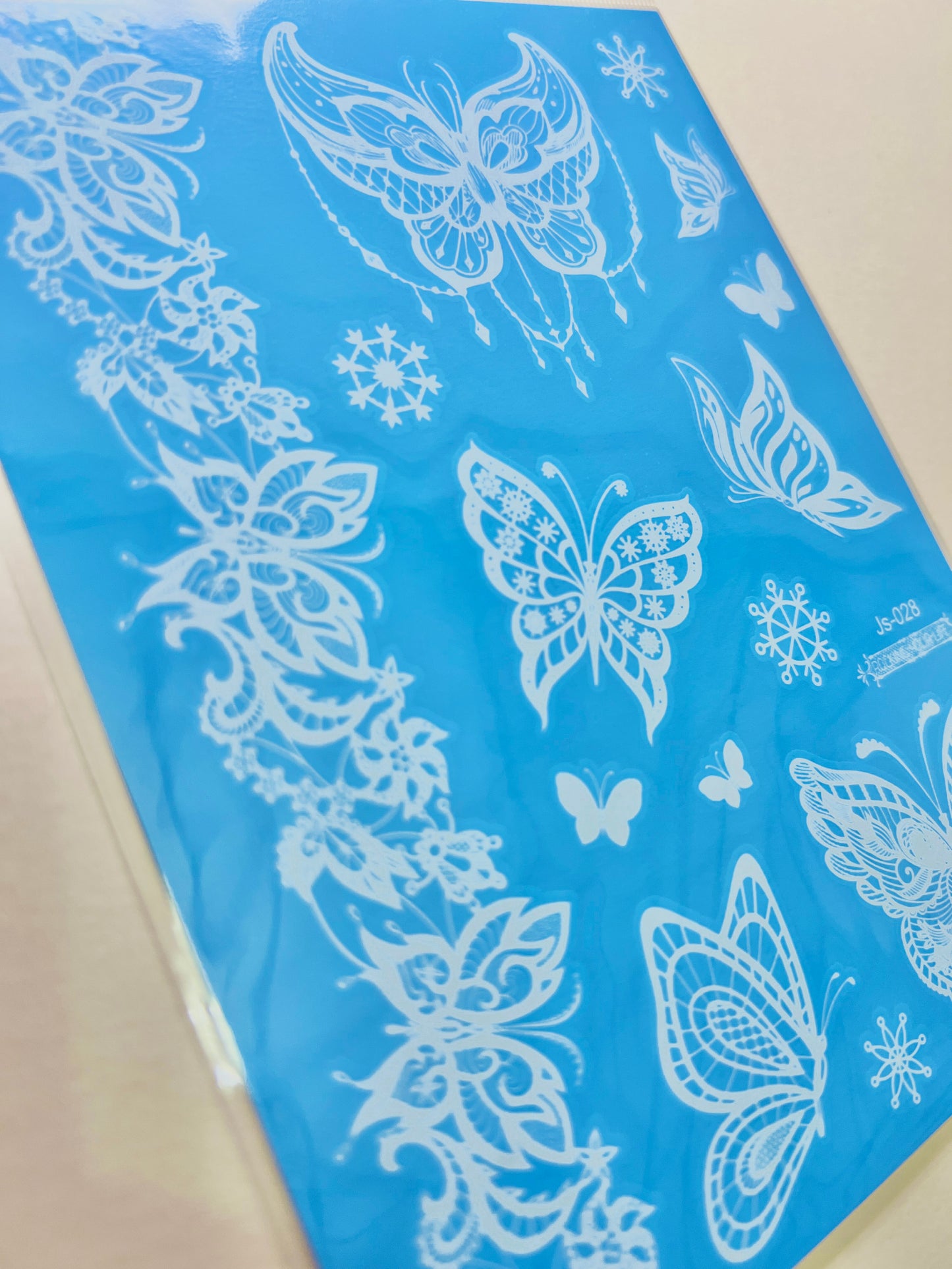 Mariposas en Tinta Blanca