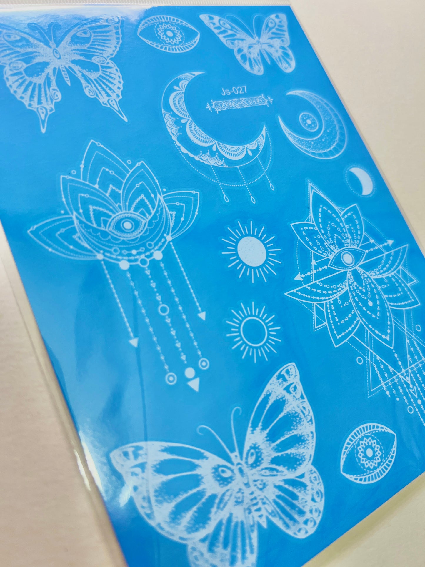 Mariposas y Lunas en Tinta Blanca