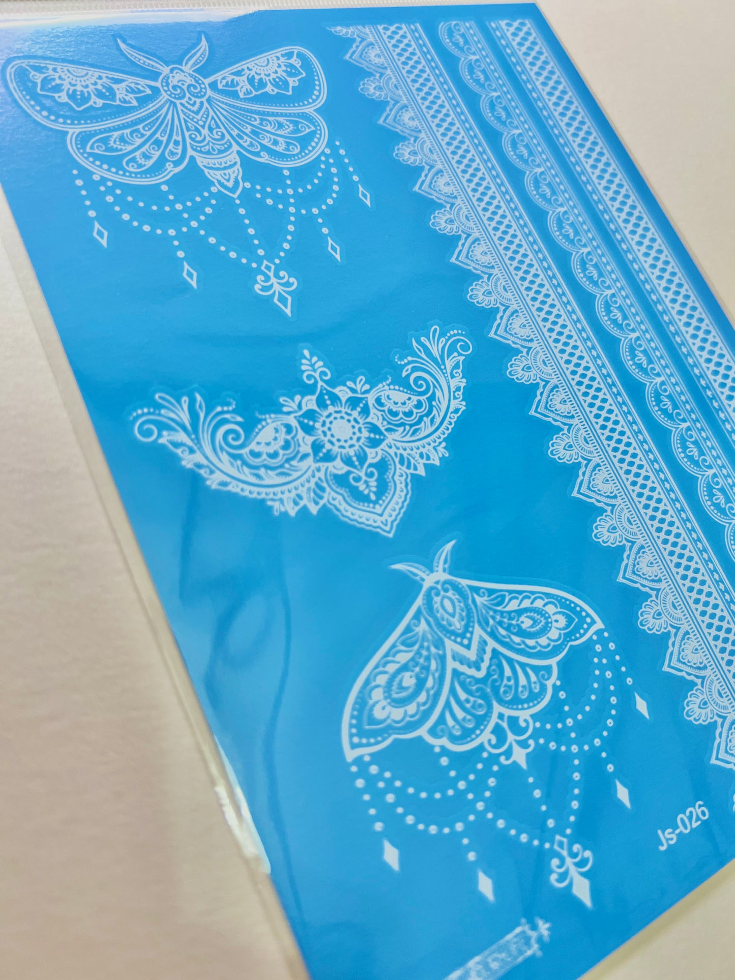 Polillas y Encajes en Tinta Blanca