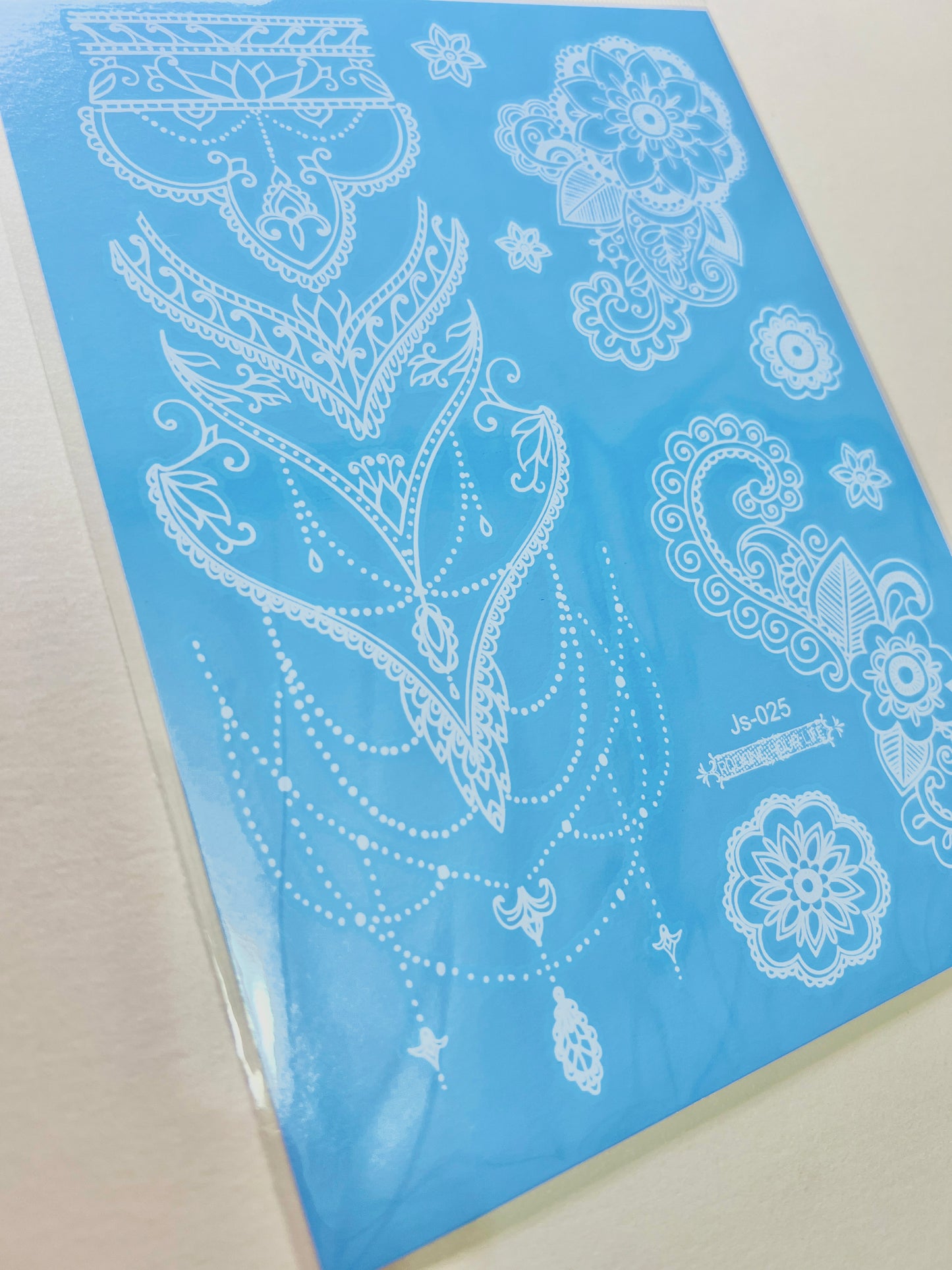 Diseño estilo Henna en Tinta Blanca