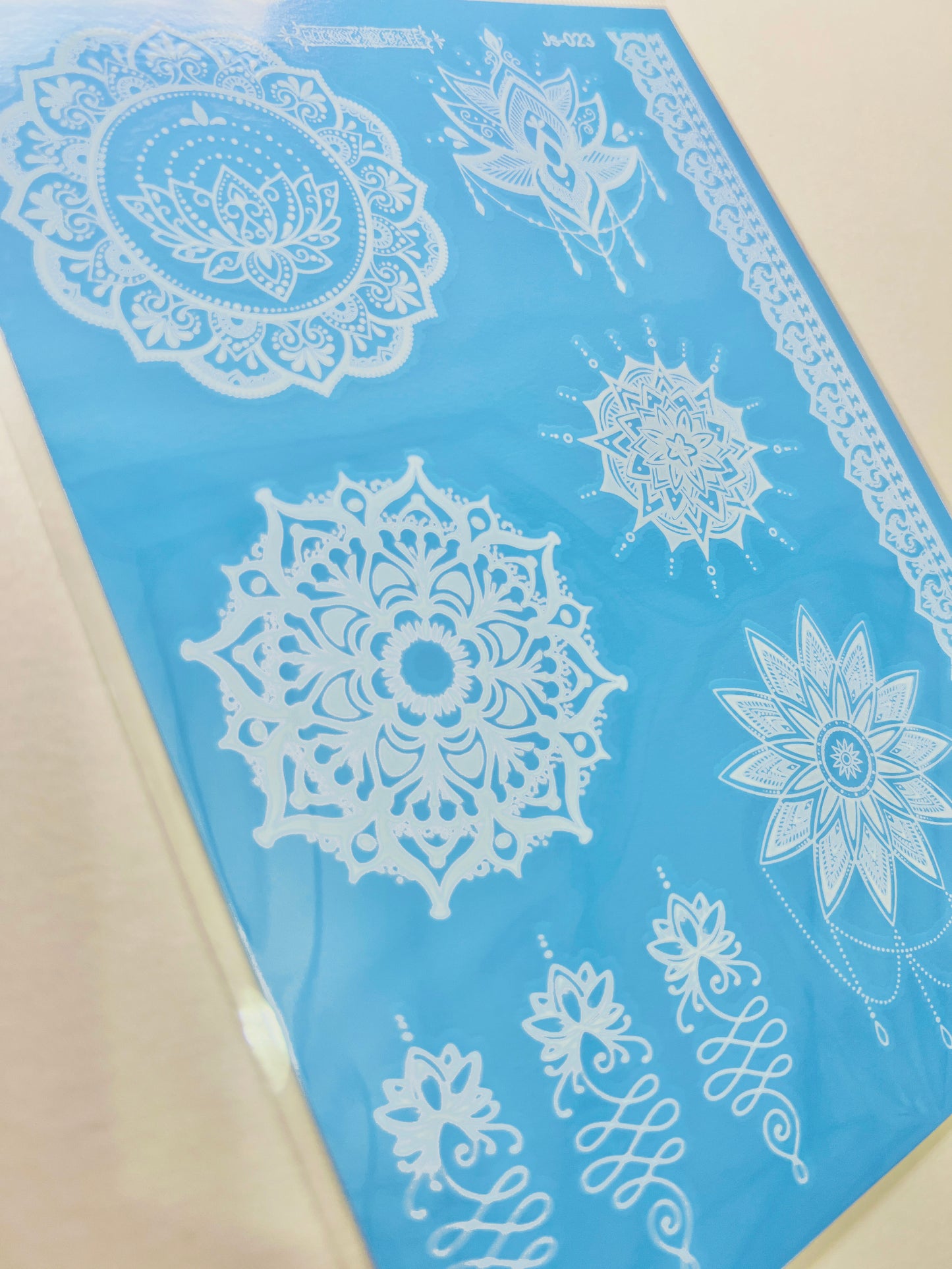 Mandalas en Tinta Blanca