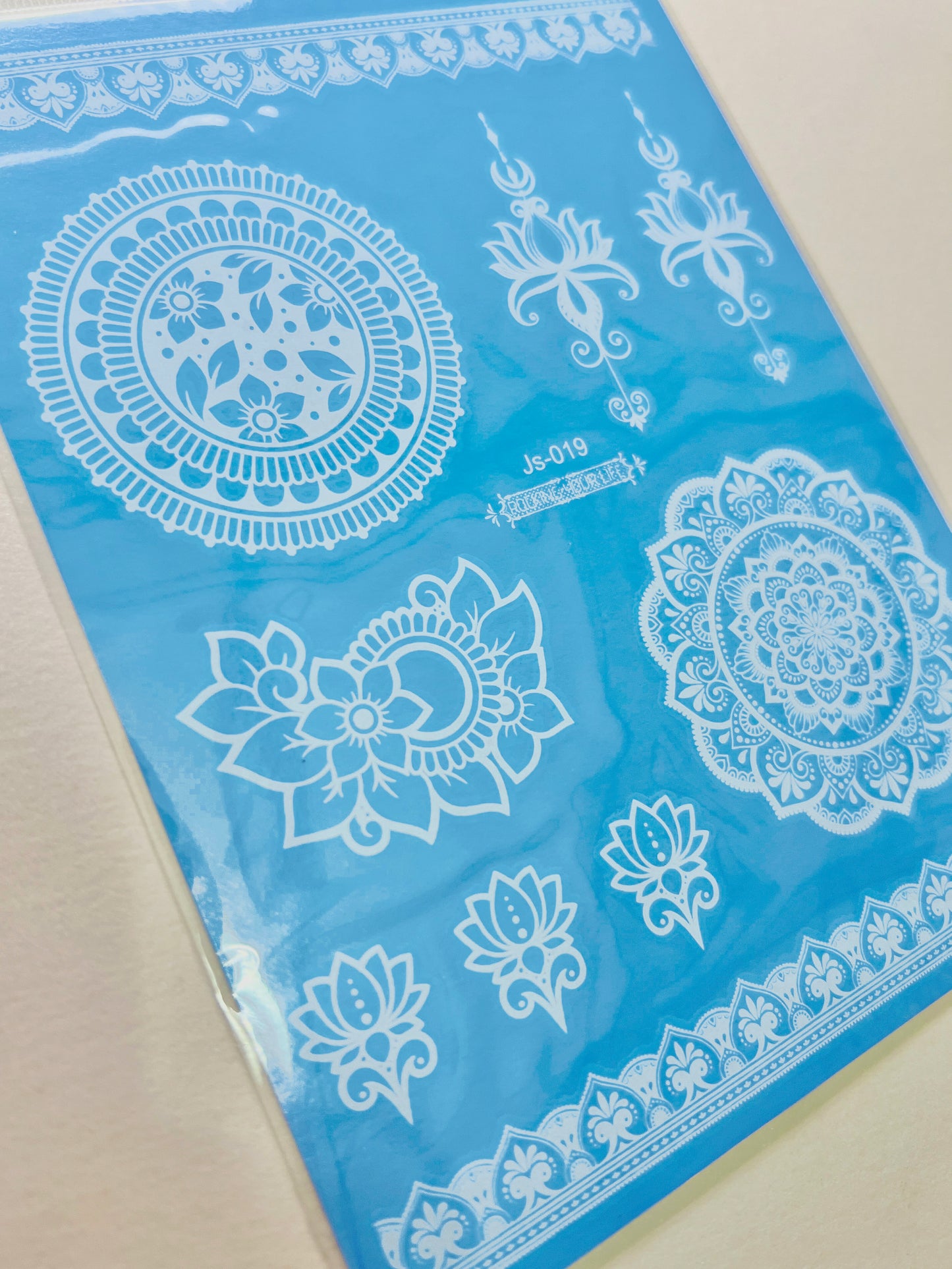Mandalas en Tinta Blanca