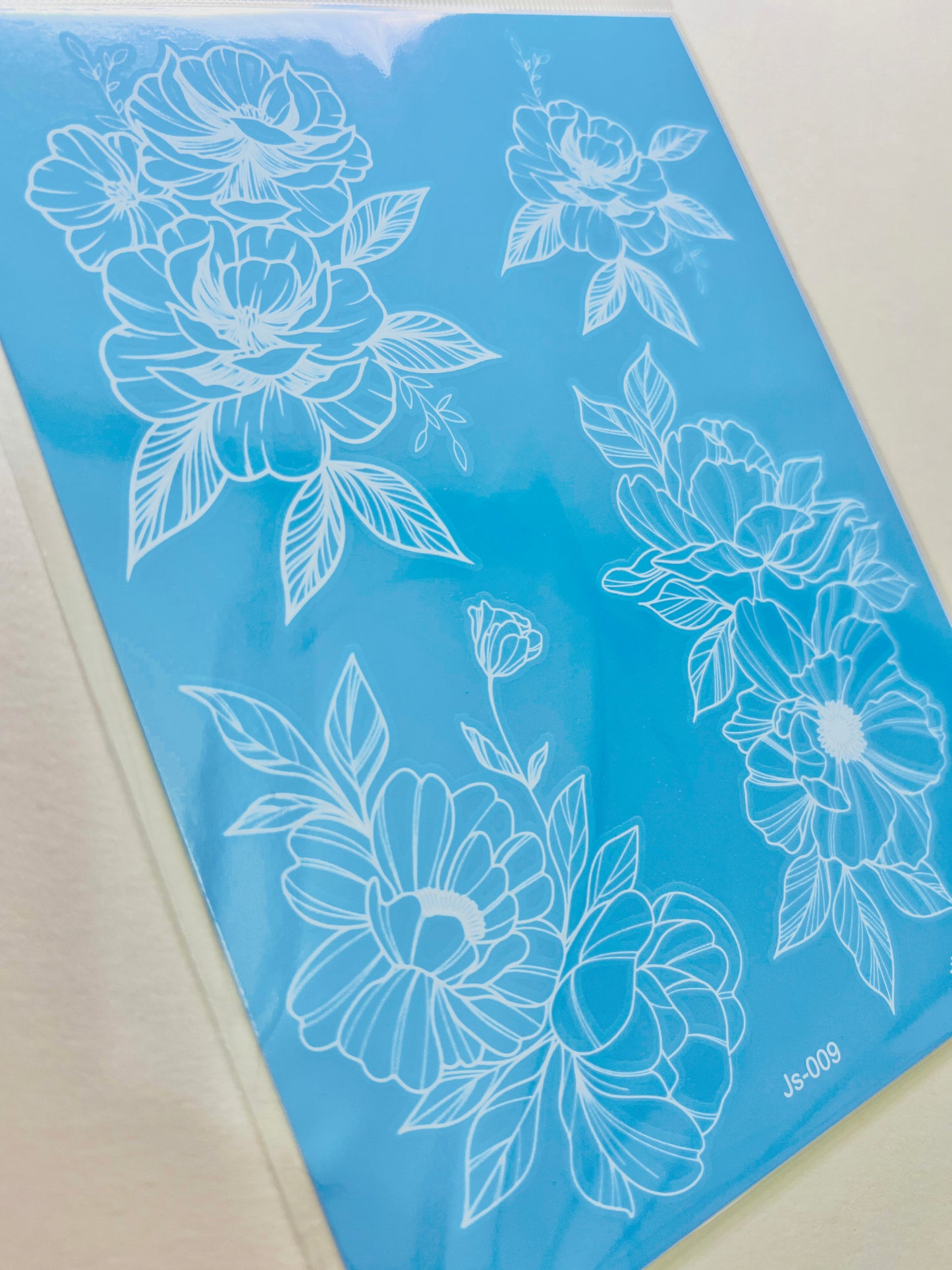 Flores en Tinta Blanca