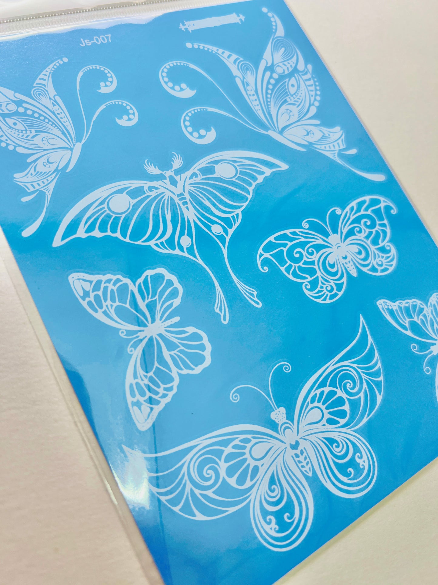Mariposas en Tinta Blanca