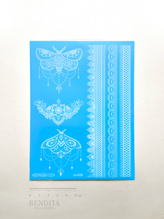 Polillas y Encajes en Tinta Blanca