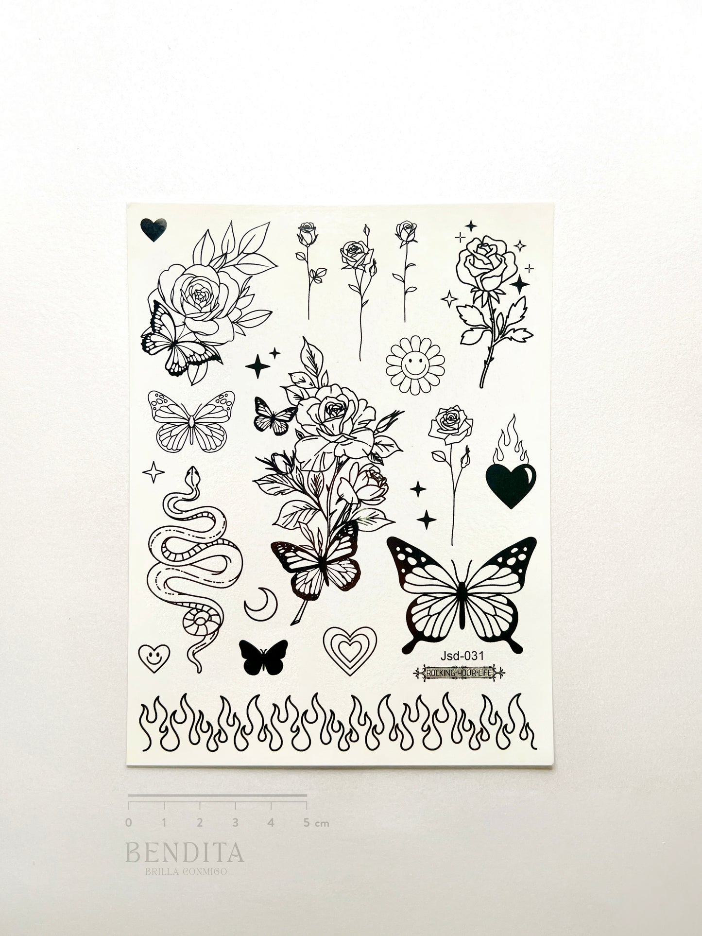 Rosas, Mariposas y Serpiente en Tinta Negra