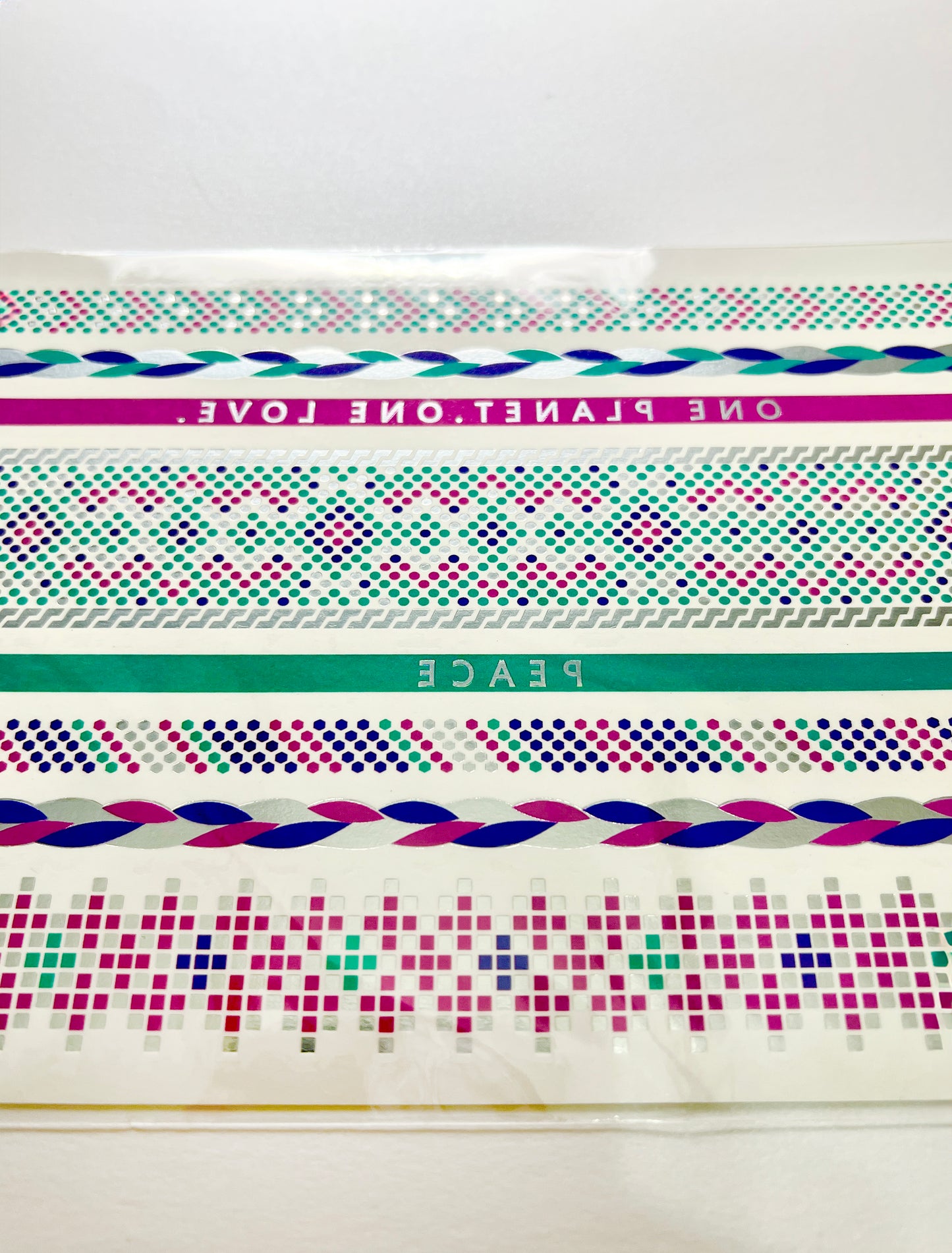 Brazaletes en colores y plateado