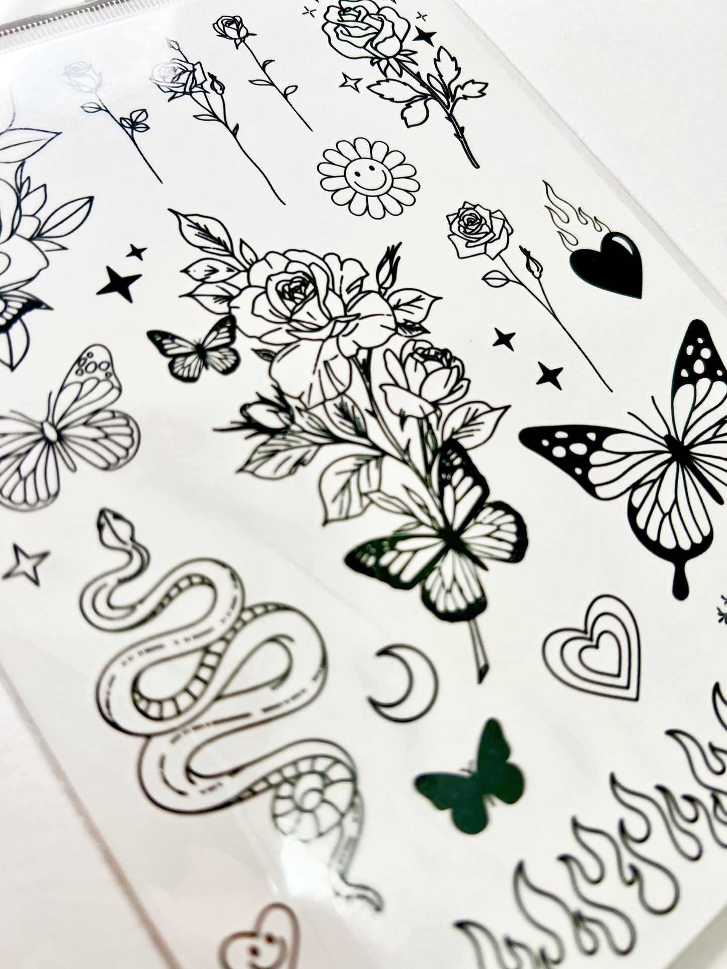 Rosas, Mariposas y Serpiente en Tinta Negra