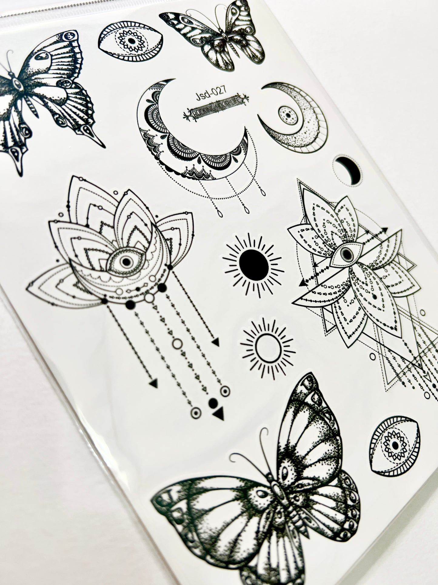 Mariposas y Lunas en Tinta Negra
