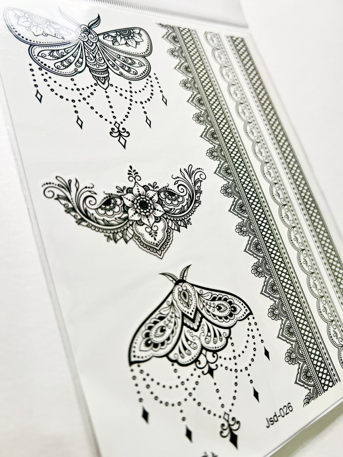 Polillas y Encajes en Tinta Negra